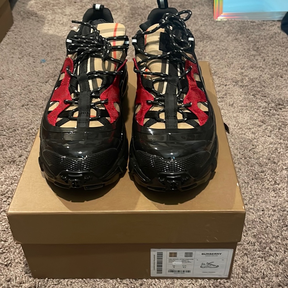 Burberry- Red/Archive beige